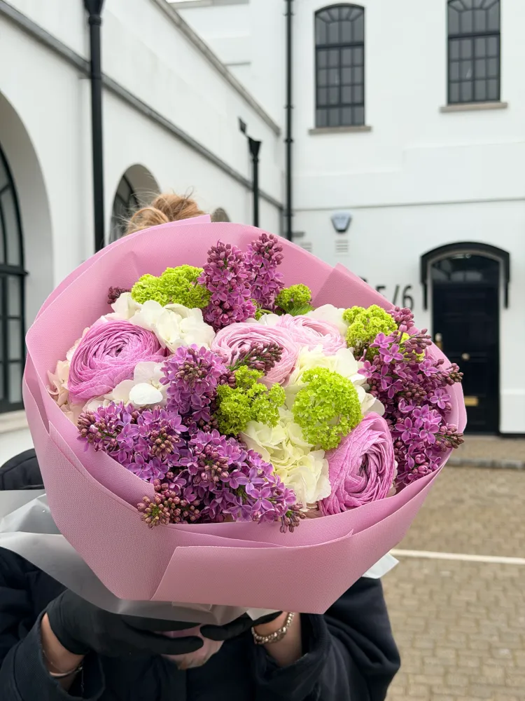 Luxe pink ranunculus, lilac and cream garden roses bouquet — Floritta