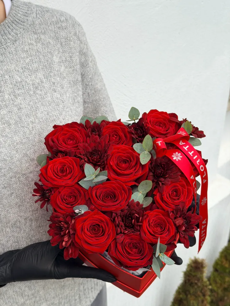Luxurious arrangement of red roses and dahlias with eucalyptus in red cube box — Floritta