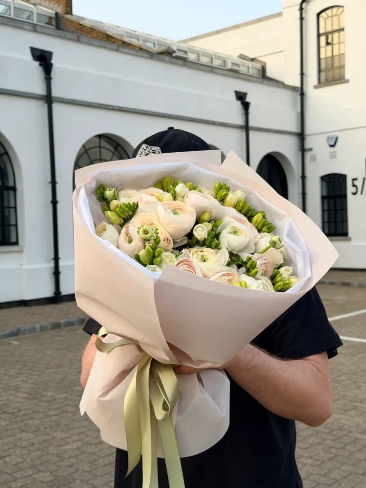Luxury bouquet of cream ranunculus and lime skimmia with white paper wrap — Floritta