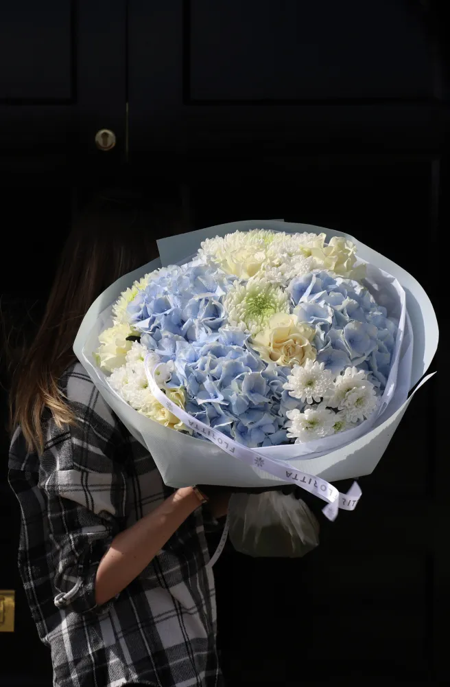 Soft blue hydrangea and cream carnation hand-tied bouquet — Floritta
