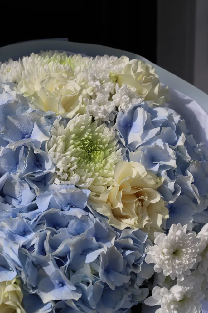 Quiet blue poetry (hydrangeas, roses & chrysanthemums)