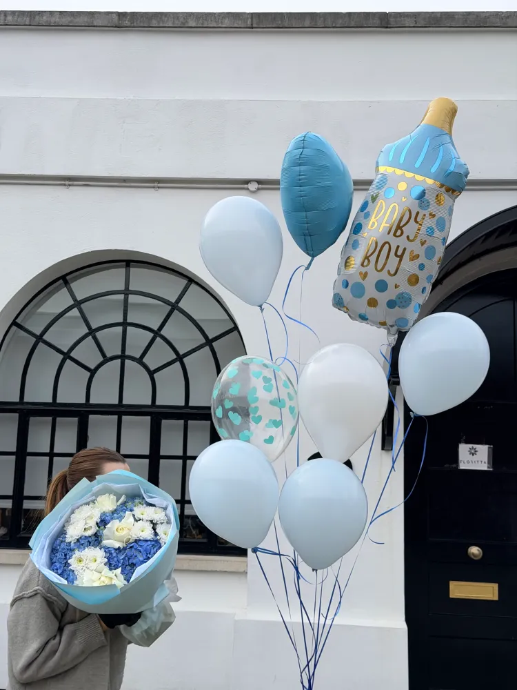 Blue and cream rose bouquet with 'Baby Boy' balloons — Floritta