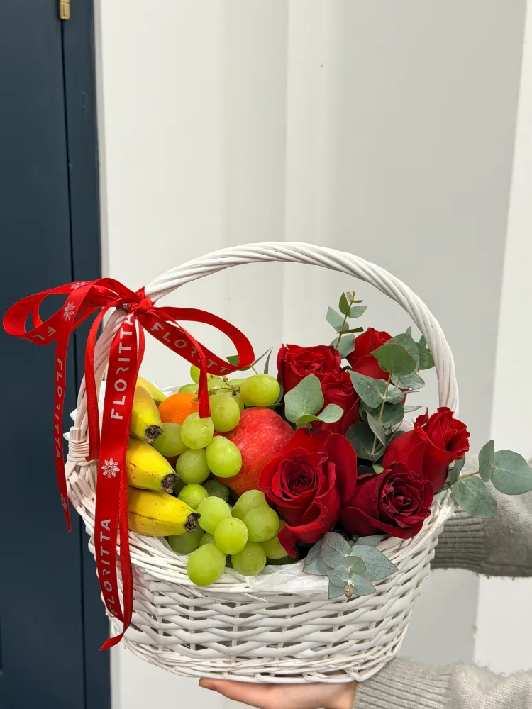 Luxury white wicker basket with red roses, grapes, pears and eucalyptus — Floritta