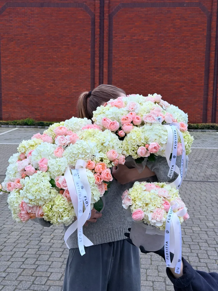 Luxury bouquets of hydrangea, peonies and garden roses in grey hat boxes — Floritta