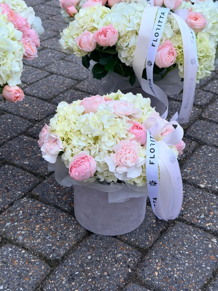 Luxe mixed flower display with peonies, hydrangeas and roses in grey hat box — Floritta