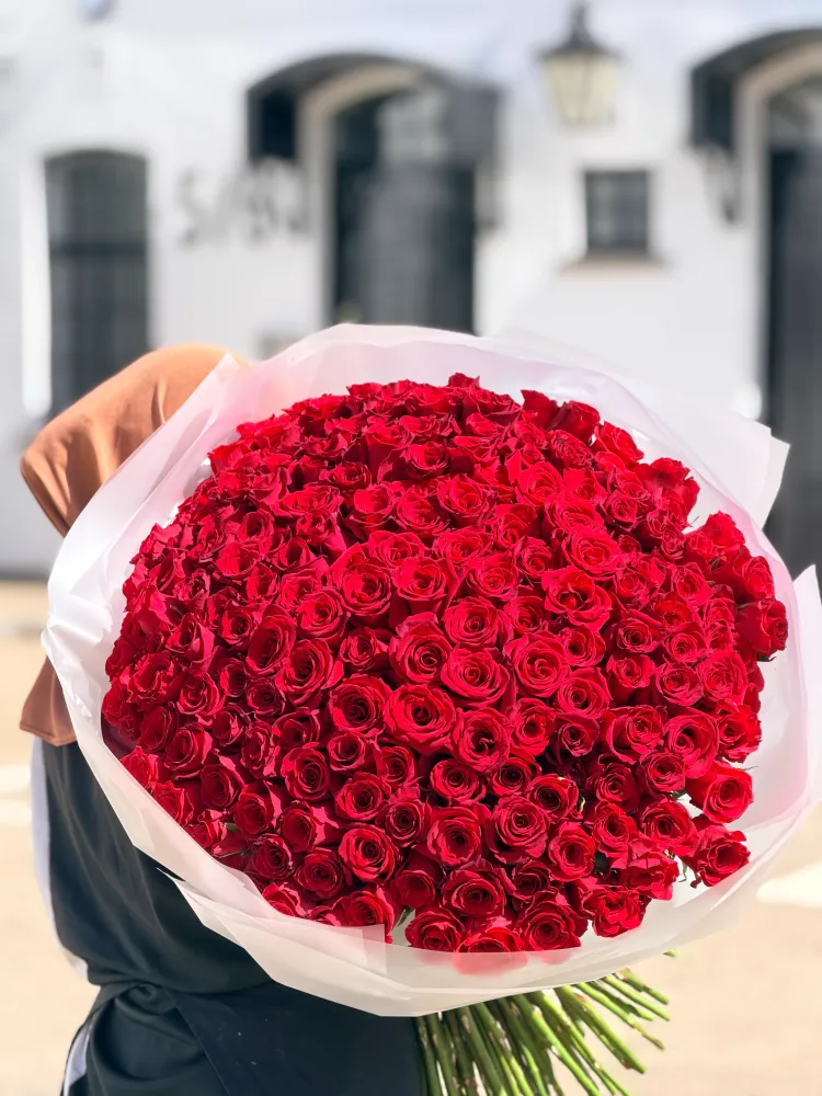 Luxurious bouquet of abundant red roses in white wrap — Floritta