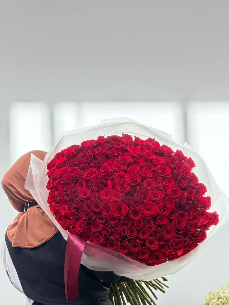 Full red rose hand-tied bouquet with burgundy ribbon bow — Floritta