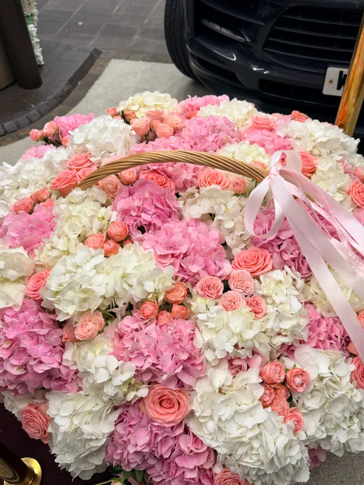 Full, romantic white and pink hydrangea basket with roses and blush accents — Floritta