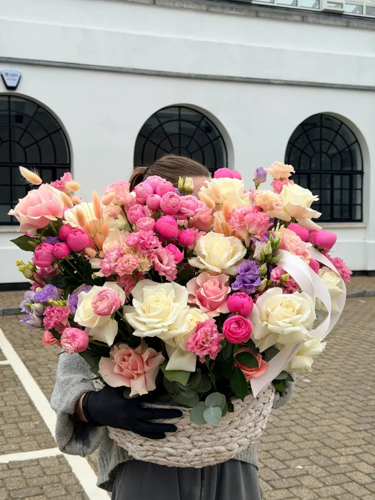 Luxe pink and cream roses, peonies, carnations bouquet with ribbon — Floritta