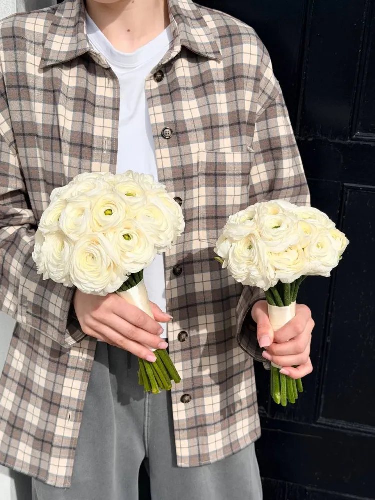 Pair of cream ranunculus hand-tied bouquets with ruscus greenery — Floritta