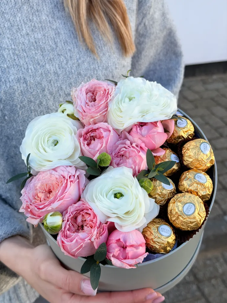 Pink and white garden roses with ranunculus and Ferrero Rocher chocolates in grey box — Floritta