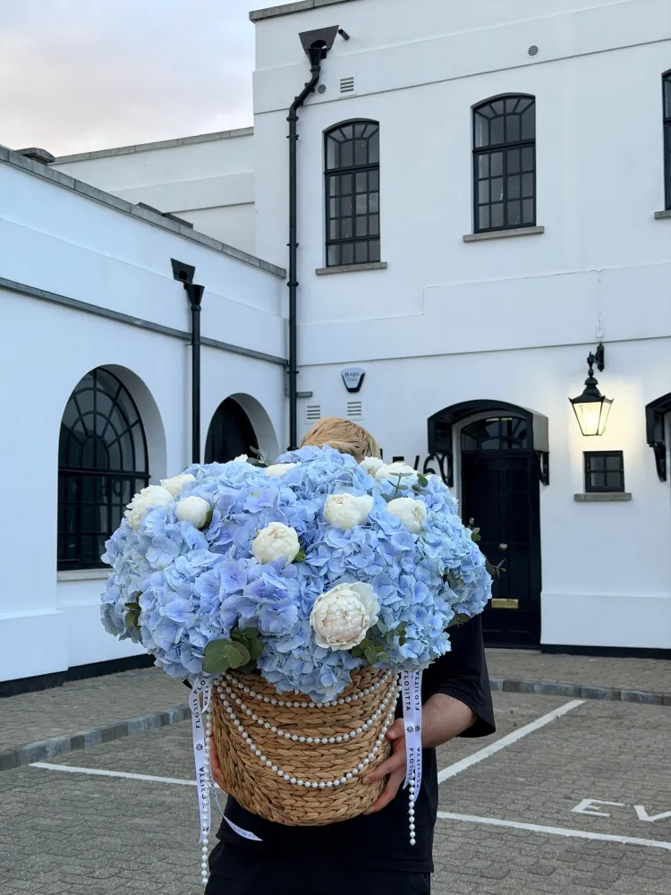Luxe pale blue hydrangea and white peony arrangement in woven basket — Floritta
