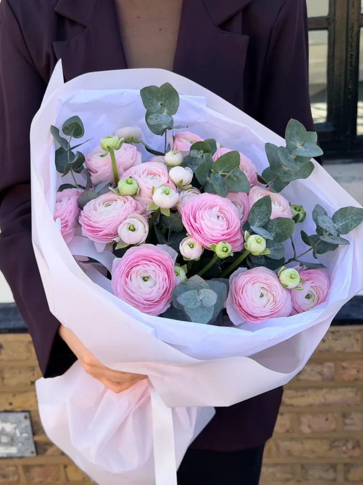 Bouquet of pink and white ranunculus with eucalyptus in white wrap — Floritta