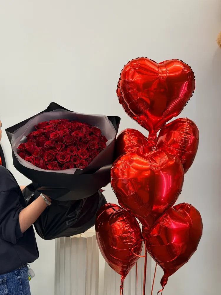 Luxury red rose bouquet with black wrap and red heart balloons — Floritta
