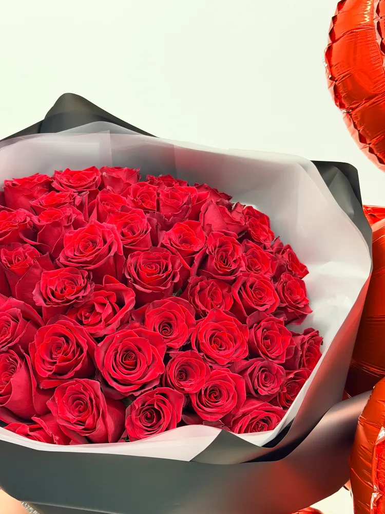 50 red roses and 7 heart balloons set