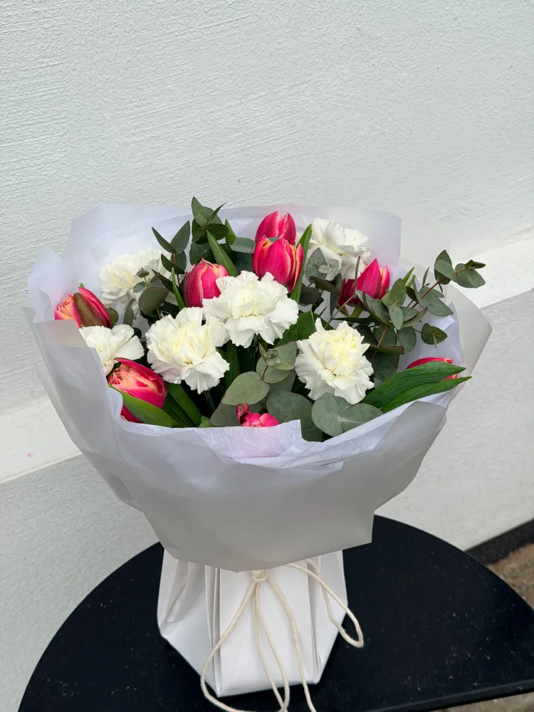 Red tulips and white carnations with eucalyptus in white wrap — Floritta