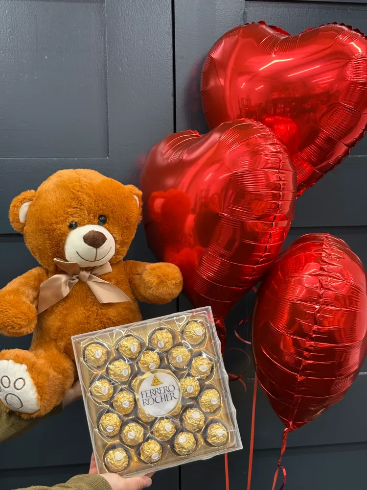 Red heart balloons, teddy bear and Ferrero Rocher chocolates gift set — Floritta