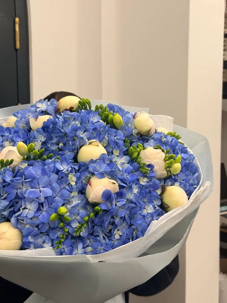 Luxe bouquet of blue hydrangeas, cream roses and yellow hypericum — Floritta
