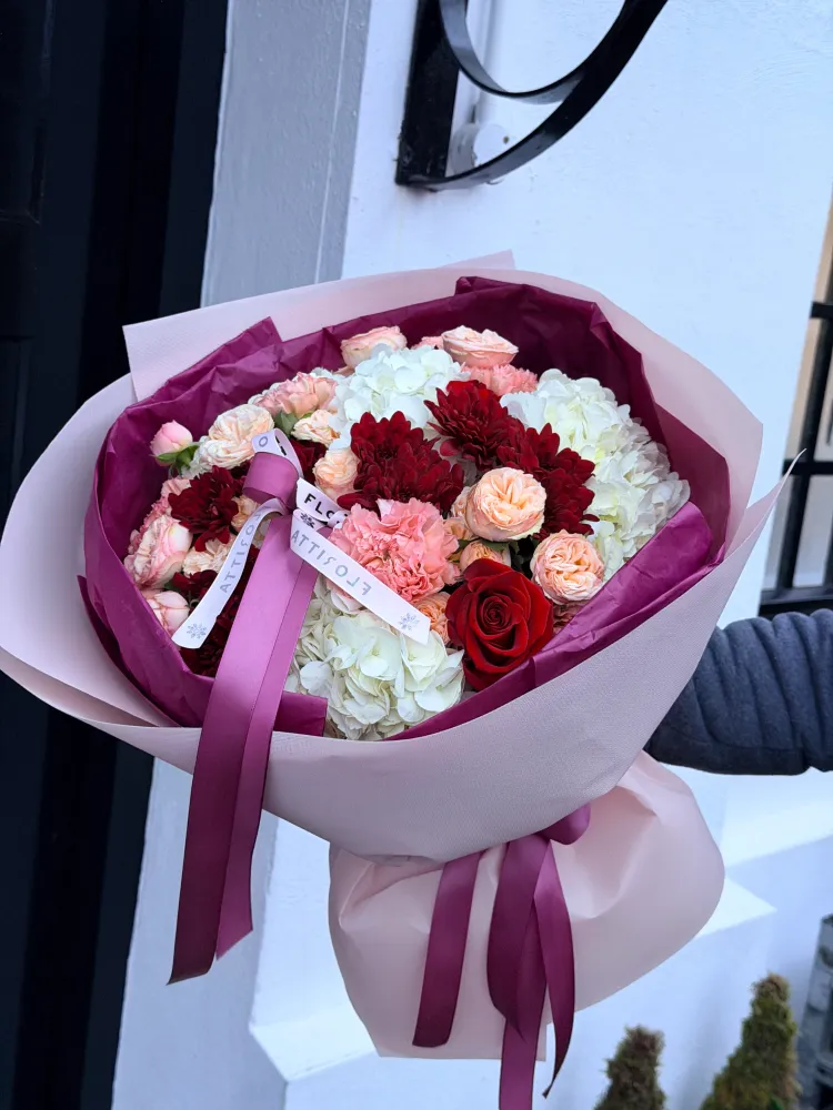 Luxe bouquet of red roses, burgundy dahlias and peach carnations — Floritta