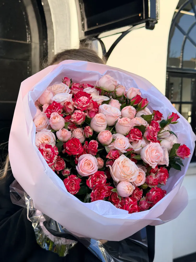 Full bouquet of red and blush pink roses in lavender wrap — Floritta
