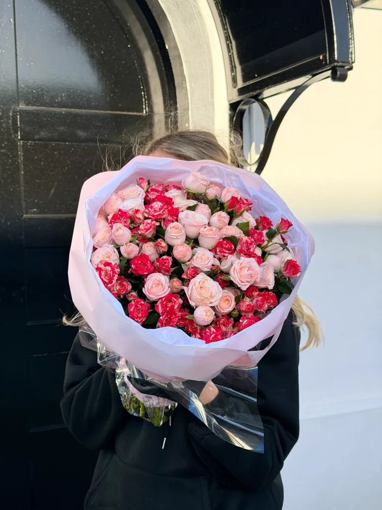 Love that lingers (20 stems of spray roses)
