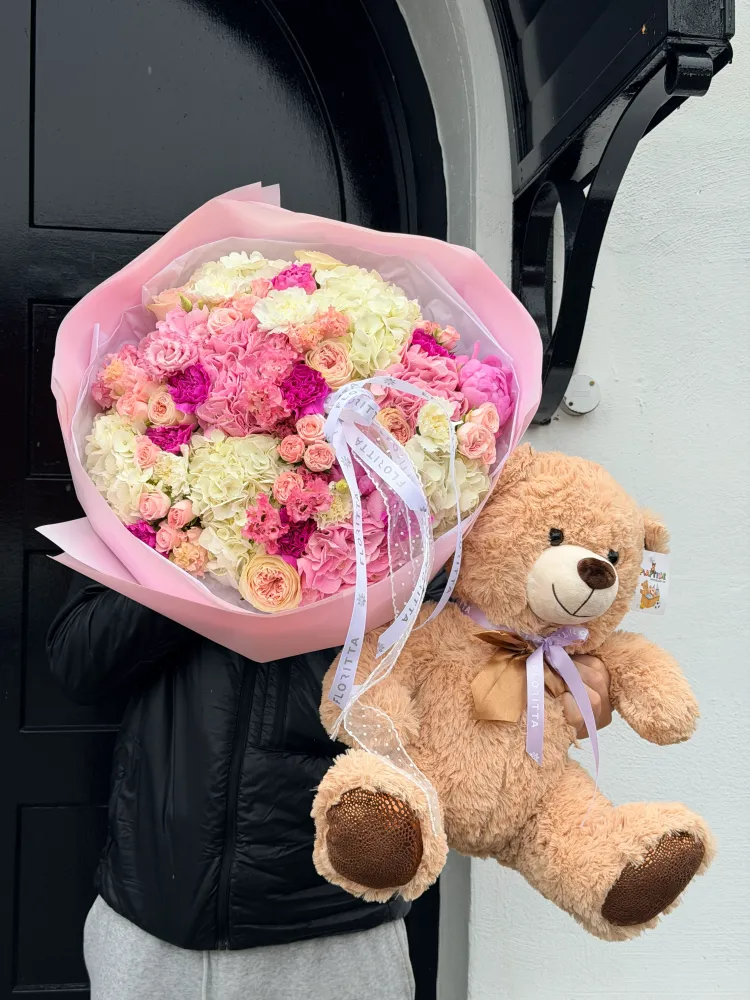 Luxe pink and cream rose bouquet with carnations, wrapped in pink paper — Floritta