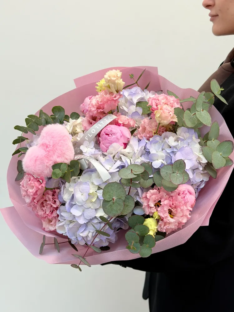 Full pink and lilac hydrangea bouquet with peonies and eucalyptus — Floritta