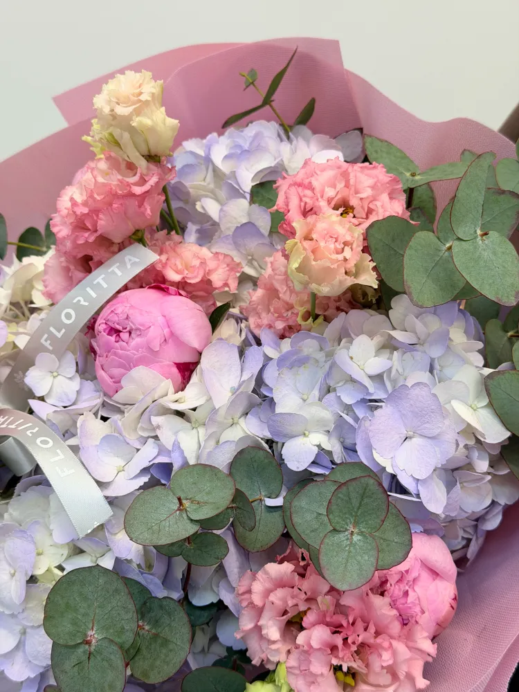 Petals like a whisper (hydrangeas & eustomas)