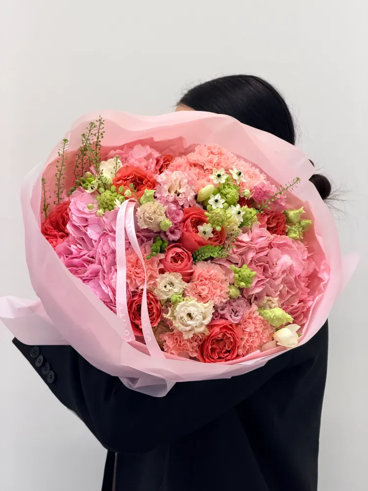 Luxe garden rose and carnation bouquet in pink wrap — Floritta