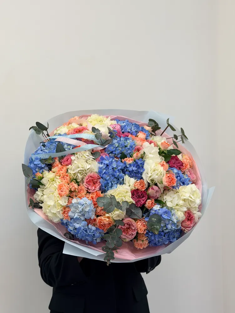 Luxurious mixed bouquet with blue hydrangeas, coral roses and cream blooms — Floritta