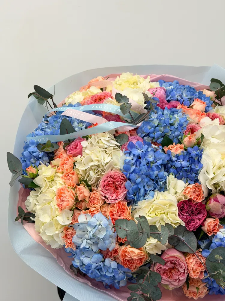 Where colours meet (hydrangeas & peony spray roses)