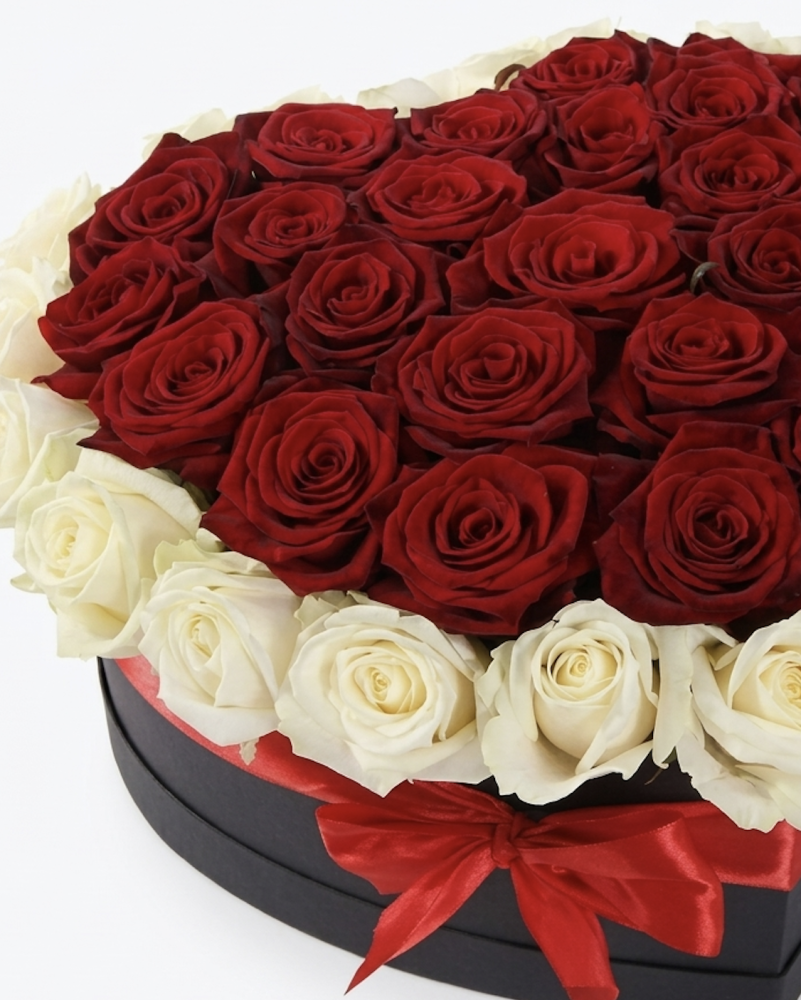 Beautiful roses in a hat box - size m (approx. 15 inches)