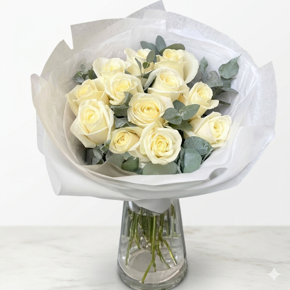 Full cream rose bouquet with eucalyptus in glass vase — Floritta