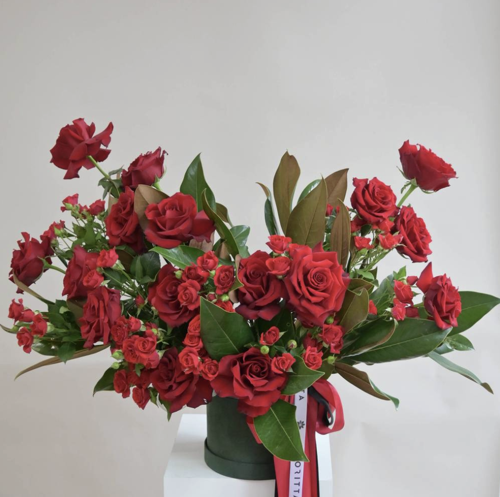 Luxurious red roses and spray roses with eucalyptus in green hat box — Floritta