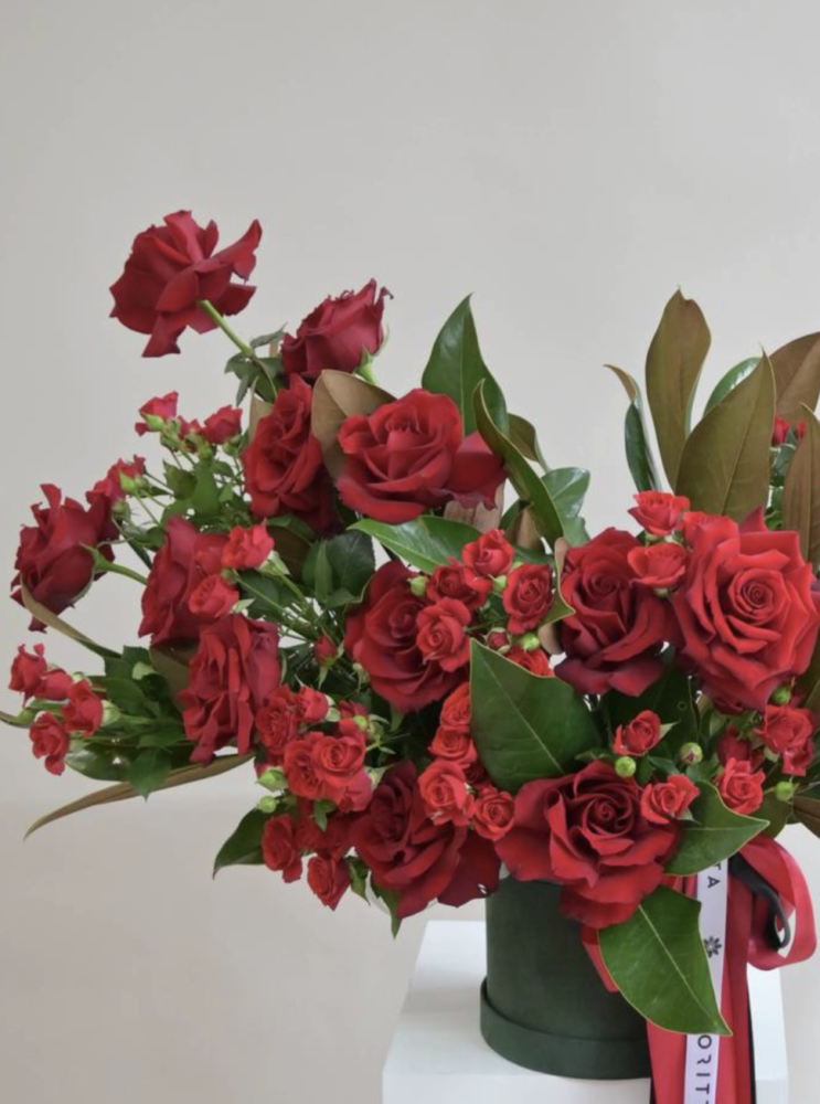 Red luxury (roses, spray roses)