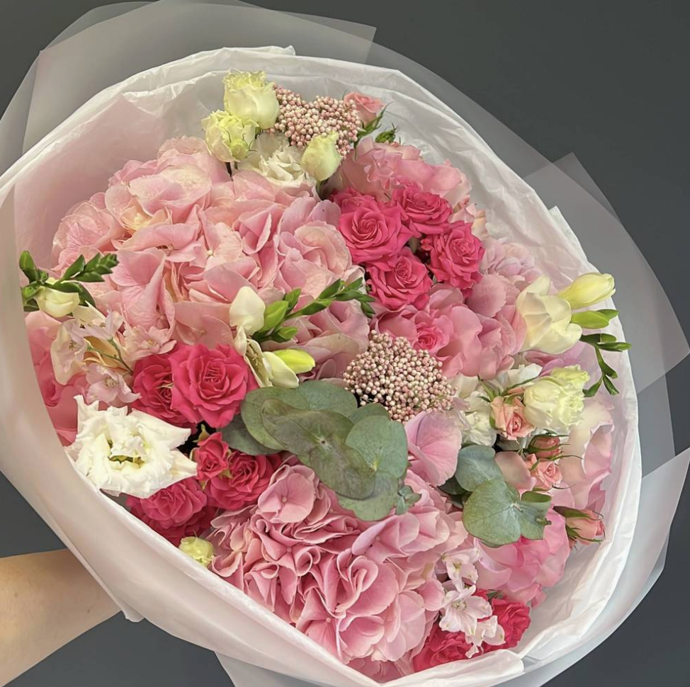 Luxury bouquet of blush and hot pink roses with lisianthus in tissue wrap — Floritta