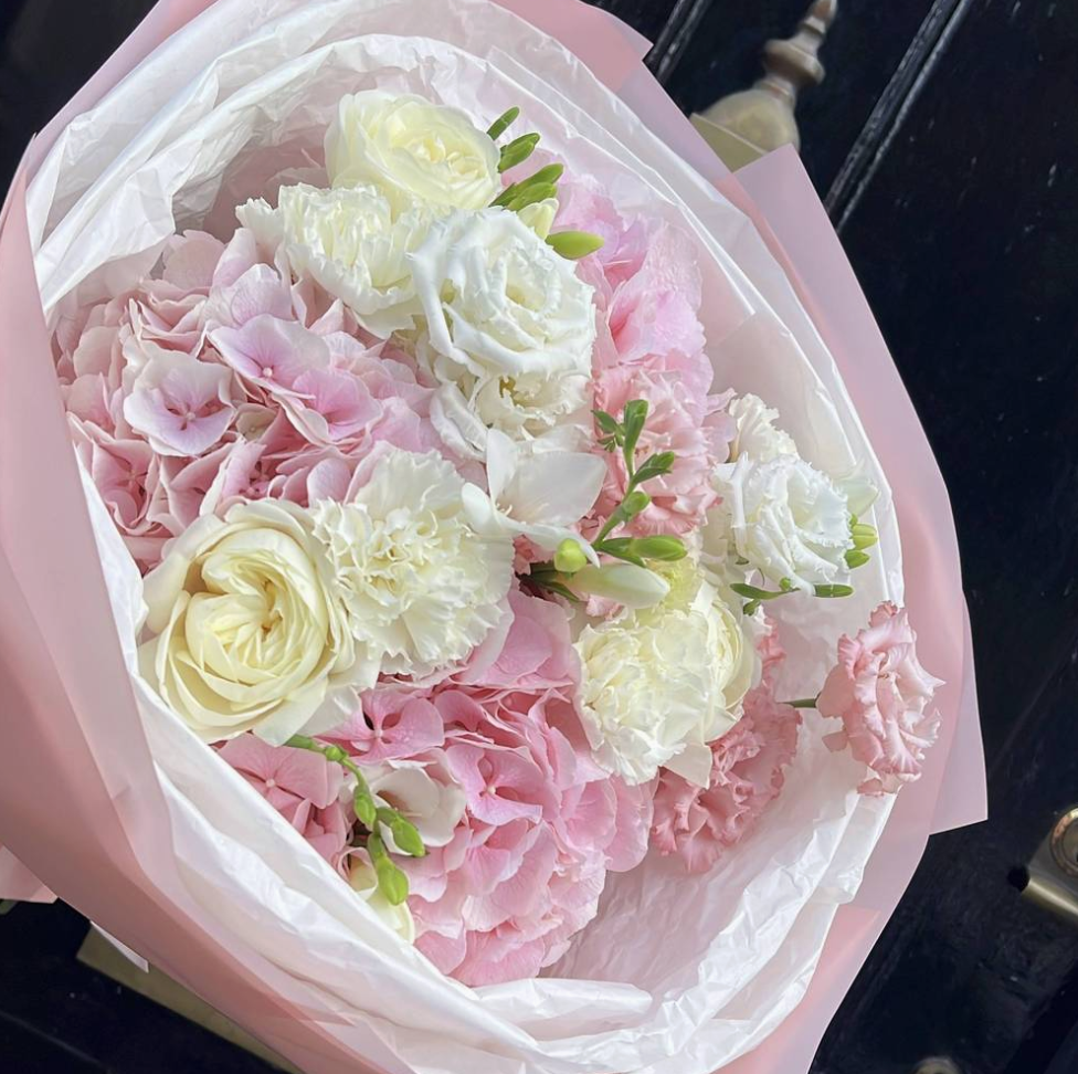 Luxe bouquet of cream roses and soft pink carnations with ruscus — Floritta