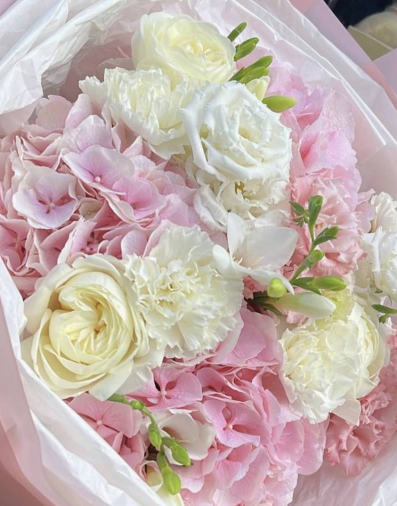Juliette (big roses, hydrangeas, carnation)