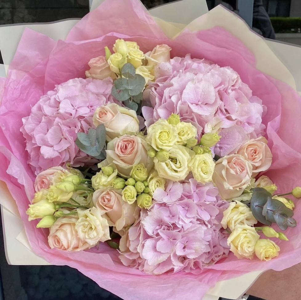 Luxurious hand-tied bouquet of pink carnations, roses and eucalyptus — Floritta