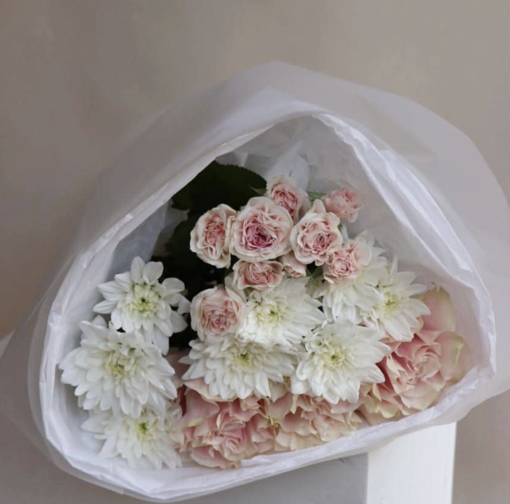 Bouquet of pale pink roses and white dahlias in white wrap — Floritta