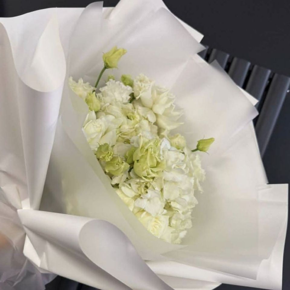 Luxe white and pale green carnation bouquet in tissue wrap — Floritta