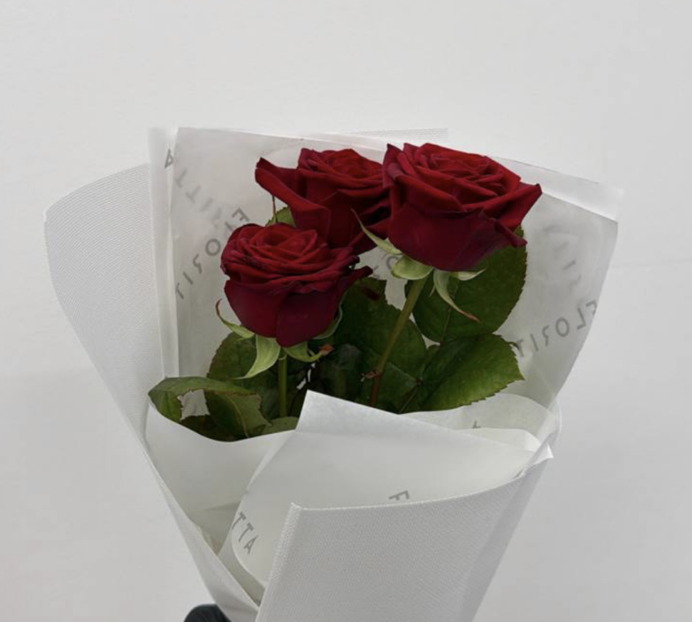 Crimson love ( 3 stems of red roses )