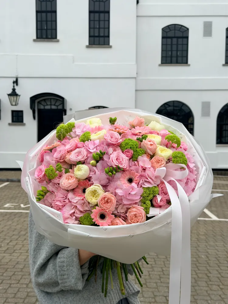 Luxe mixed bouquet of roses, gerberas and viburnum in white wrap — Floritta