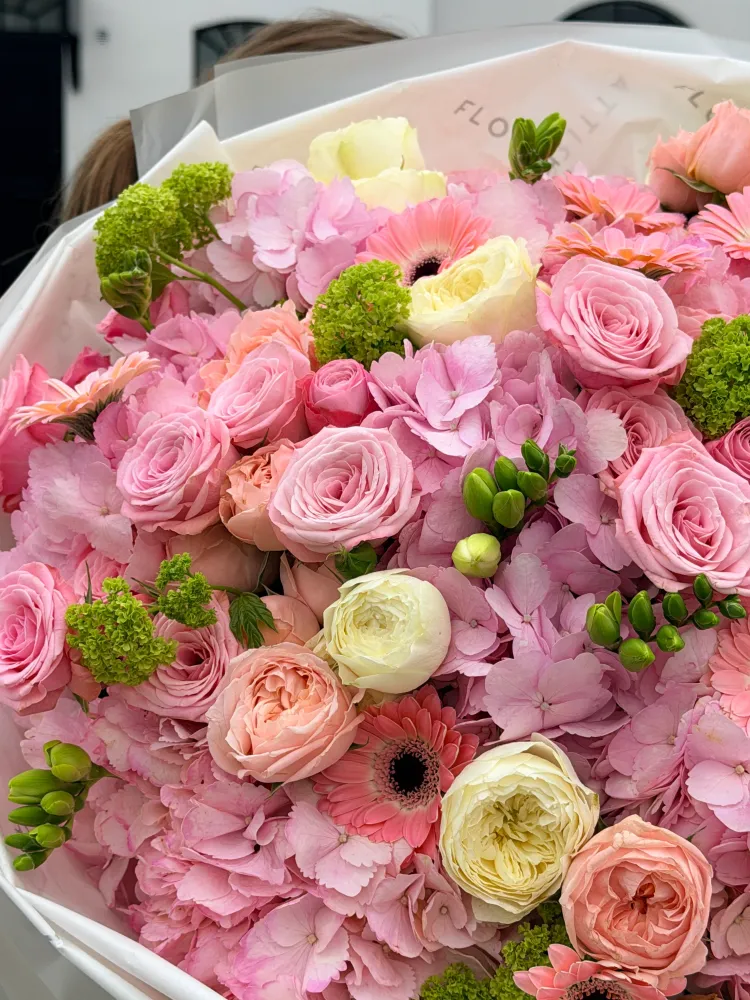 Blush without end (hydrangeas & peony spray roses)