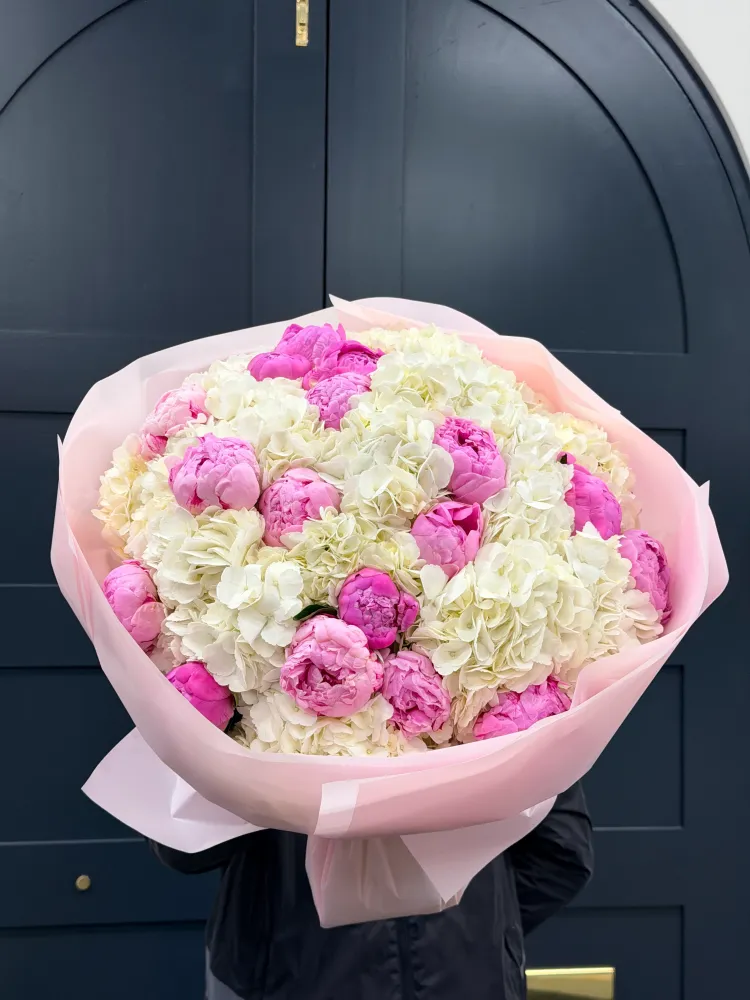 Luxurious bouquet of pink peonies and ivory hydrangeas in pink wrap — Floritta