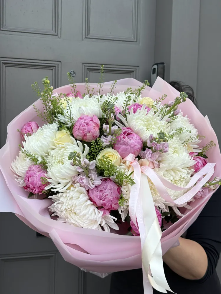 Lush bouquet of pink peonies, white dahlias and spray carnations—Floritta