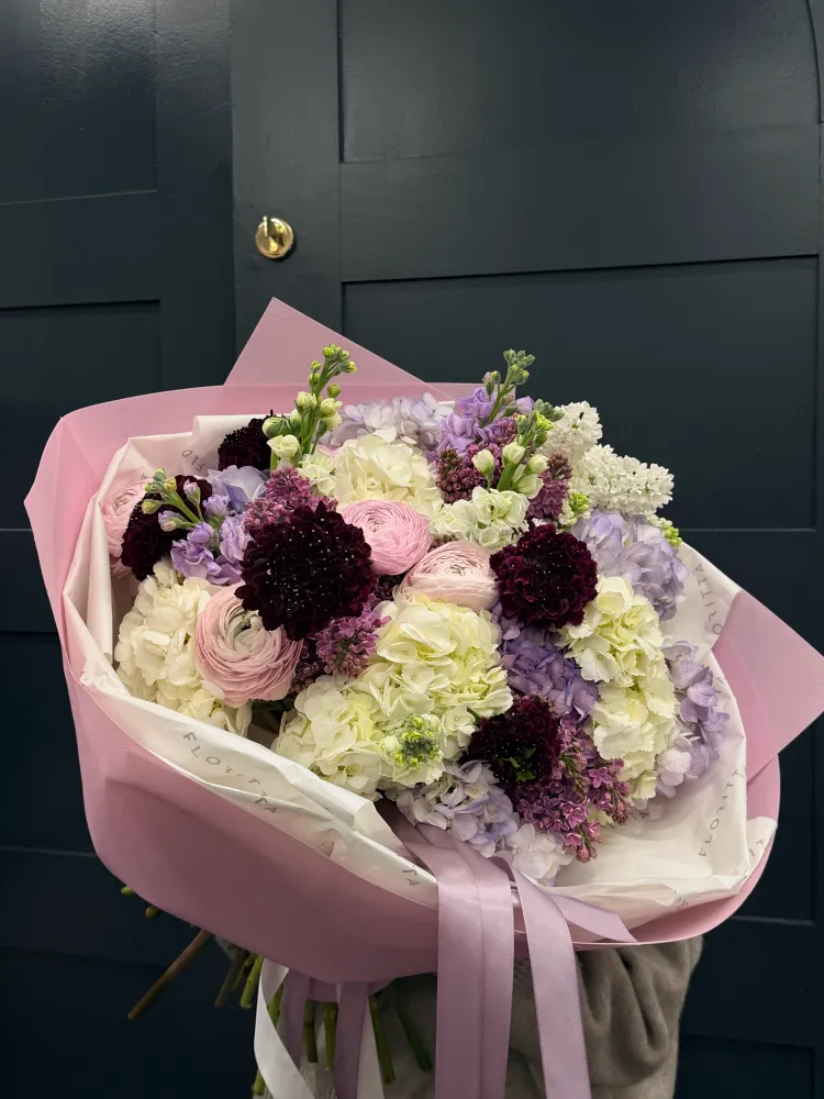Luxe hand-tied bouquet of pink roses, burgundy dahlias and cream carnations — Floritta