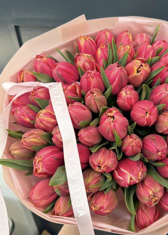 Luxurious bouquet of full coral-pink double tulips with Floritta ribbon — Floritta