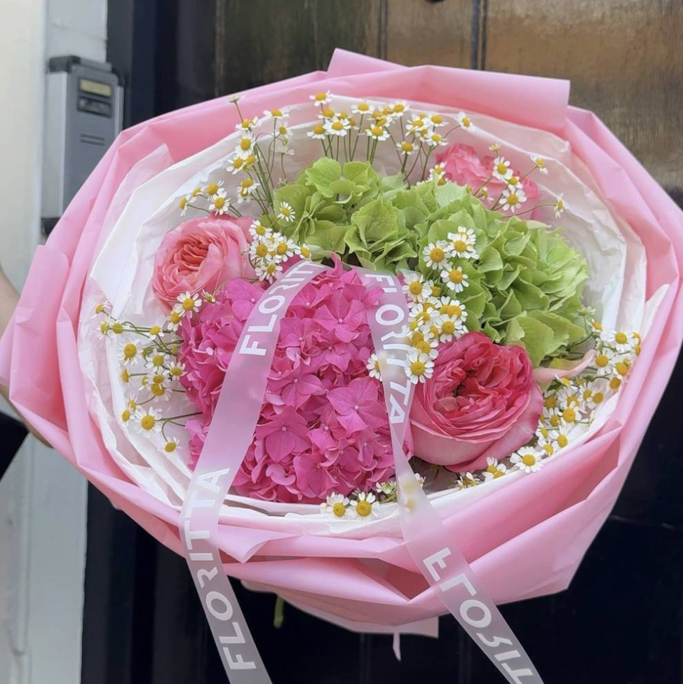Luxurious bouquet of pink roses, hot pink hydrangea and white daisies — Floritta