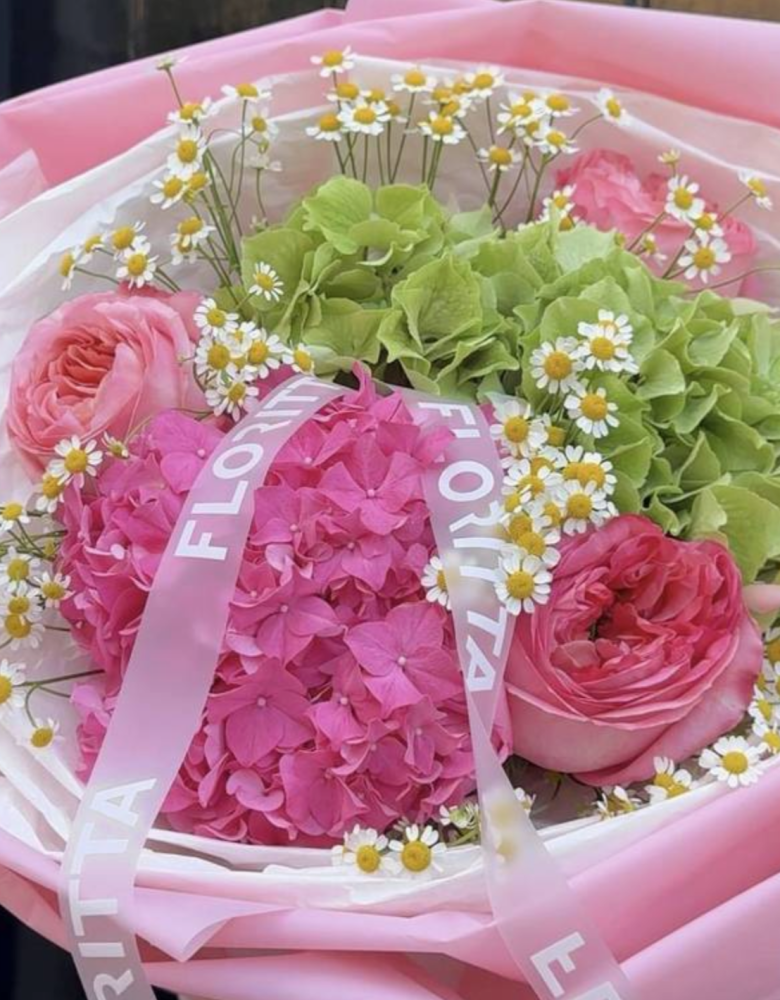 Gemma (hydrangeas, roses, daisies)
